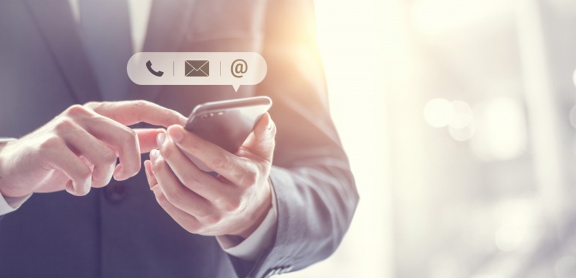 スマホを操作する人