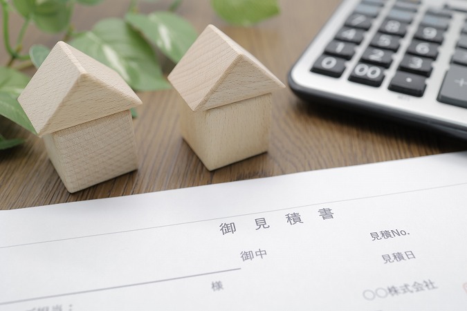見積書と家のミニチュア