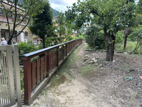 コア抜き、目隠しフェンス、3枚扉の門扉設置工事